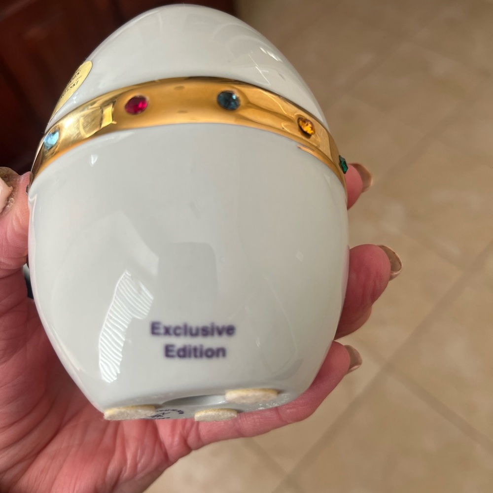 Capodimonte Polaris Egg Figurine with Swarovski Crystals, 24K Gold - Picture 13 of 16